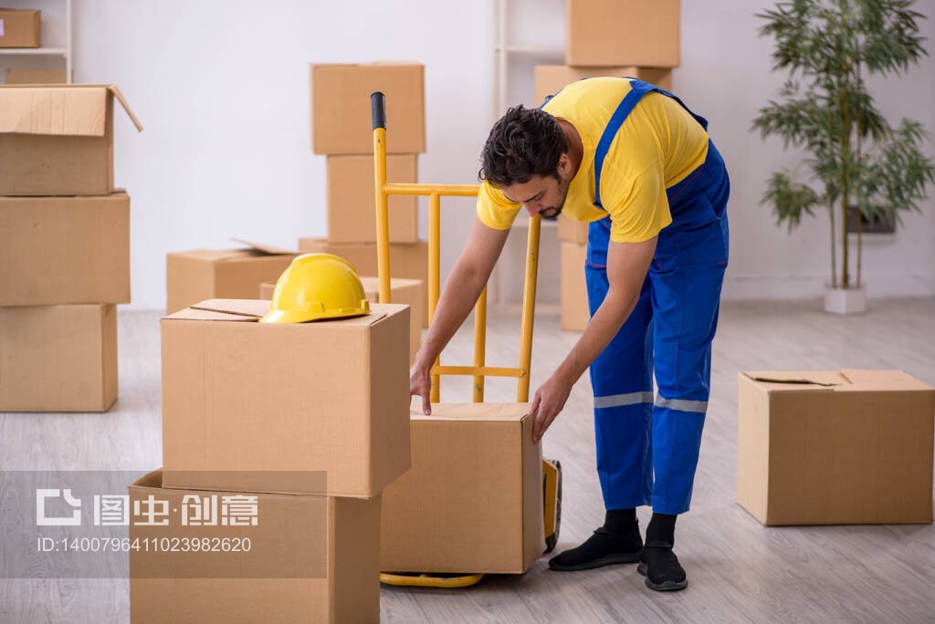 年轻的男性承包商正在进行家庭搬迁